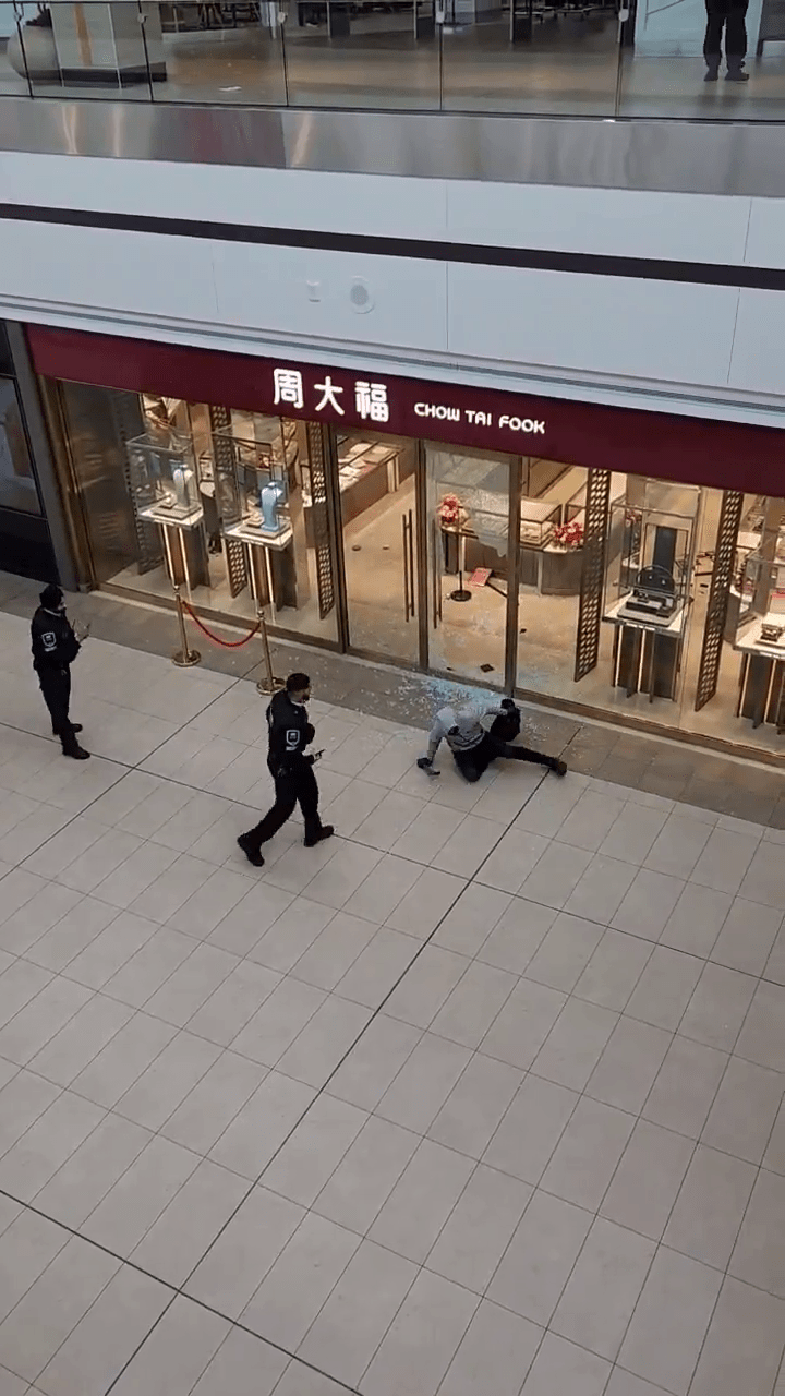最後一名劫匪在保安面前滑倒,保安卻沒有上前抓捕。