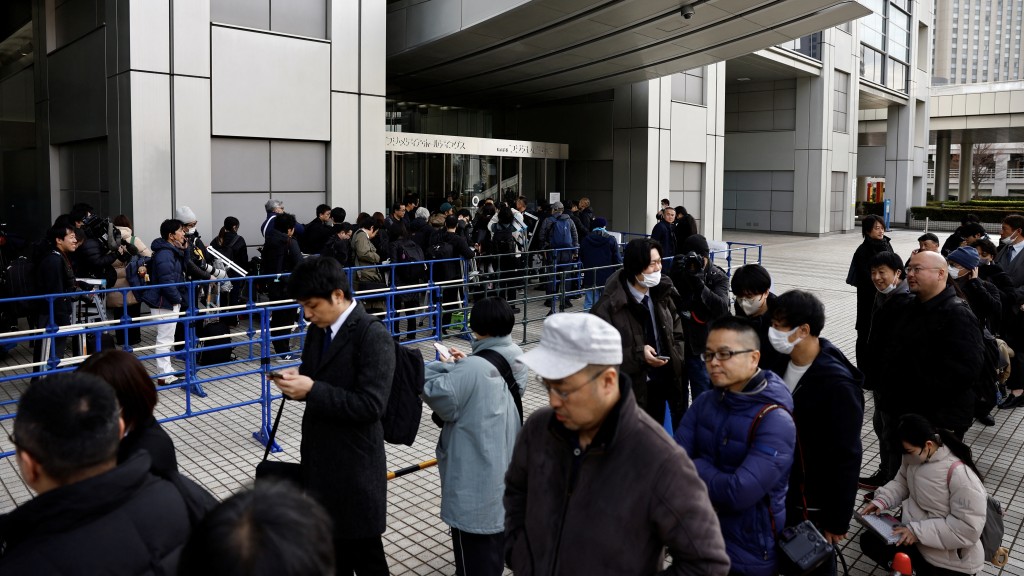 富士電視台再就性醜聞開記者會,到場記者大排長龍。 美聯社