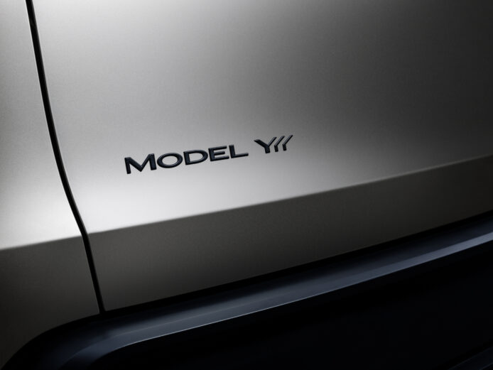 Model Y L 後方標誌有所不同
