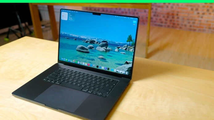 MacBook Pro 2023型號展示在桌面上.