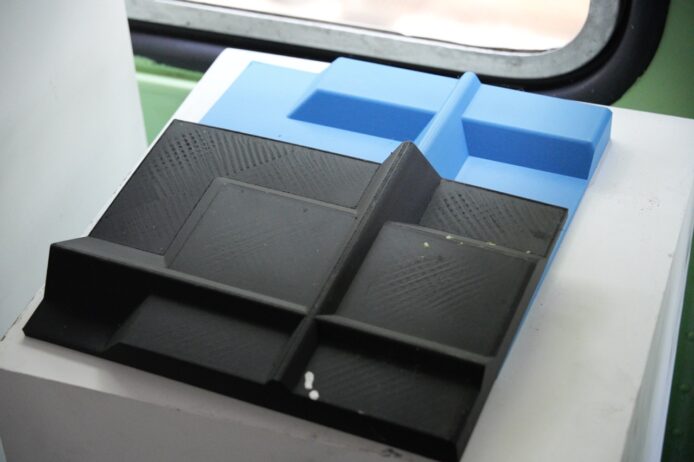 3D打印復修古董巴士模型,展示70年代經典設計與歷史重生。.