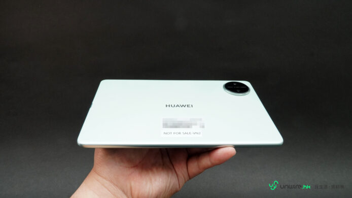 華為MatePad Mini輕薄設計,便於攜帶,背面展示攝像頭和品牌標誌。適合日常使用的平板電腦。.