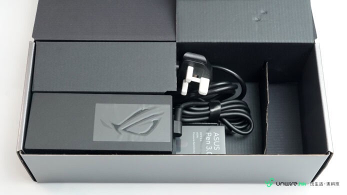 ROG Zephyrus Duo 筆記本電腦開箱照.