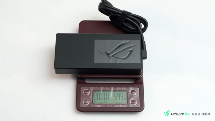 ROG Zephyrus Duo 充電器插頭和電纜.