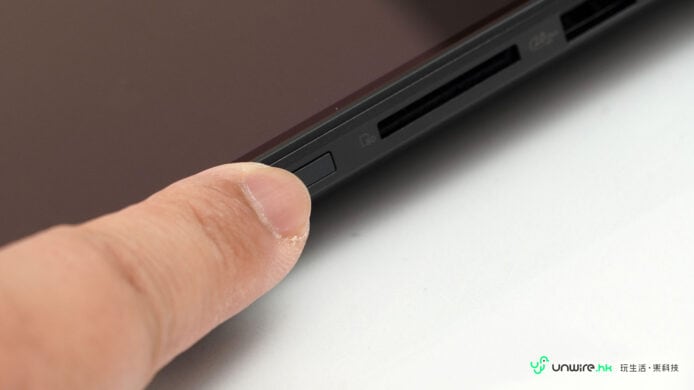 ROG Zephyrus Duo 筆記本電腦側面特寫.