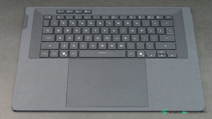 ROG Zephyrus Duo筆記本電腦鍵盤特寫.