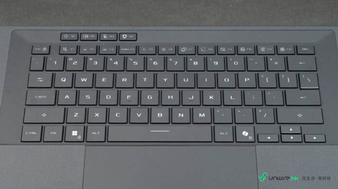 ALT標籤：ROG Zephyrus Duo 筆記本電腦鍵盤.