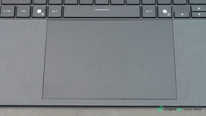 ROG Zephyrus Duo筆記本電腦鍵盤特寫.