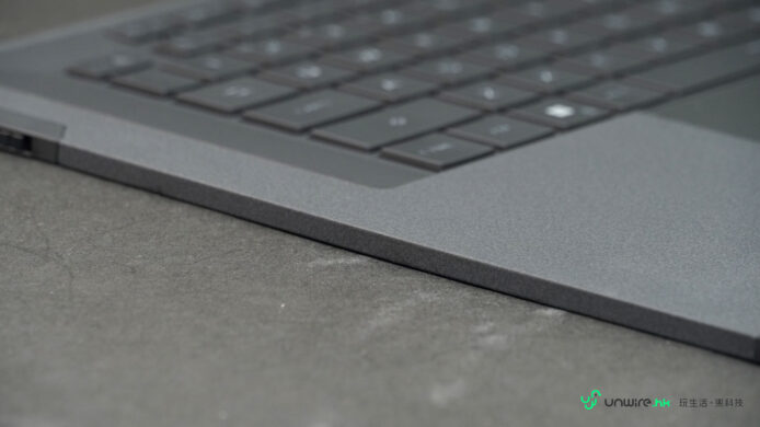 ROG Zephyrus Duo 筆記本電腦側面特寫.