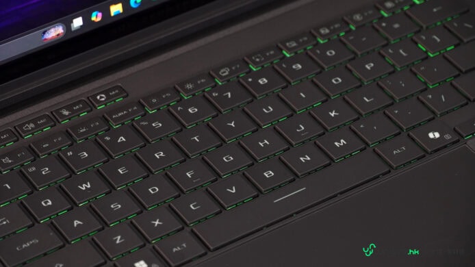 ROG Zephyrus Duo 高性能遊戲筆記本電腦鍵盤特寫.