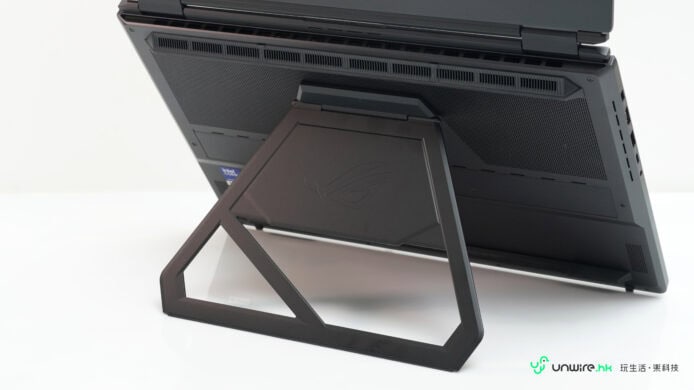 ROG Zephyrus Duo 雙屏筆記本電腦背部.