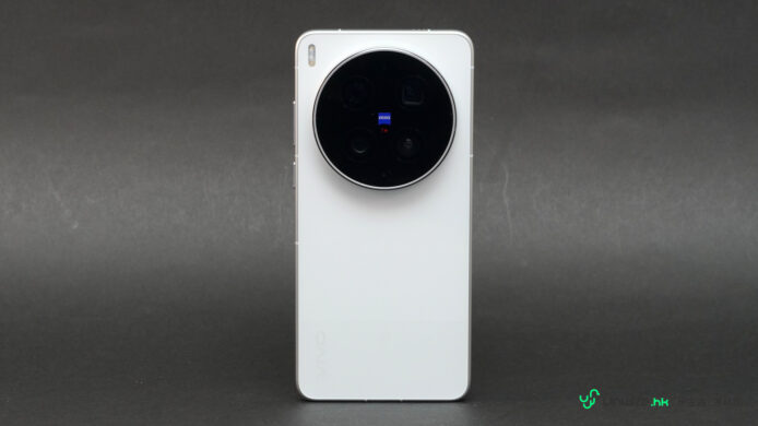 ALT：vivo X300 Ultra手機背面特寫.