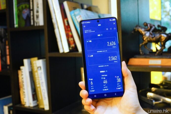 ALT標籤:智能手機顯示健康數據,科技健康管.
