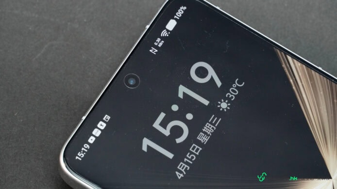 ALT：vivo X300 Ultra手機屏幕顯示時間與天氣.
