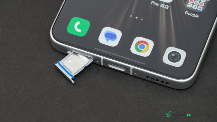 Vivo X300 Ultra手機插卡槽特寫.