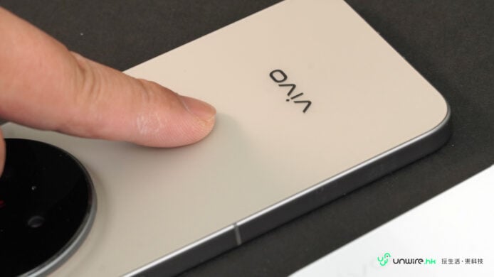 Vivo X300 Ultra手機背面特寫，展示其光滑設計與品牌標誌。.