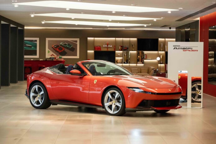 Ferrari Amalfi Spider 亮相展示於展廳內.