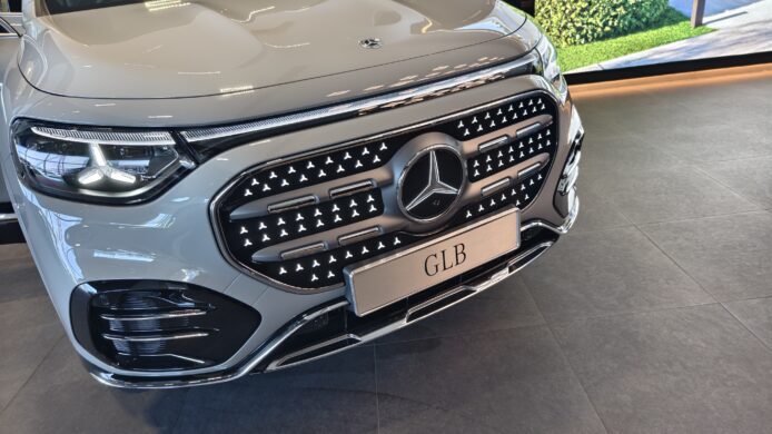 Mercedes-Benz GLB 車頭特寫，展現其獨特的前臉設計與大尺寸格柵.