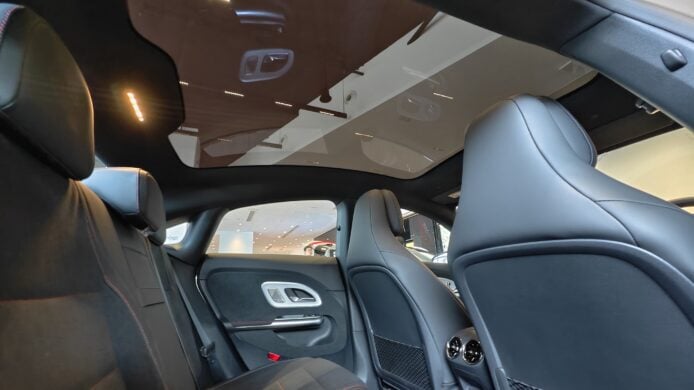 內部座椅與全景天窗展示Mercedes-Benz GLB車內豪華設計與舒適空間.