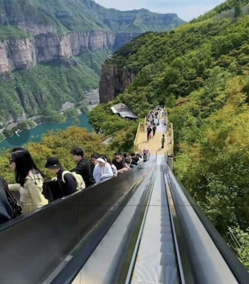 山景扶手電梯連接山間步道.