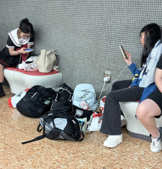 便攜手機充電站於旺角月台.