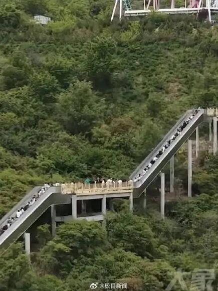 山上扶手電梯連接自然景觀.