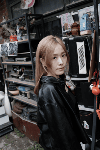 時尚女性在二手店內展示個性穿搭.
