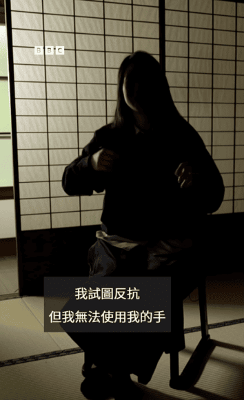 沉迷AI聊天男子的剪影.
