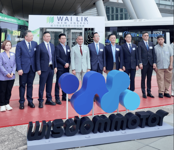 港版小巴新能源展示，專攻30%斜路，創新15年電池保養技術，展現先進電動交通解決方案。.