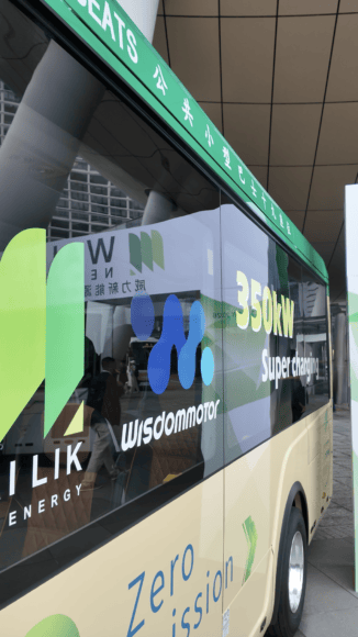 電動小巴展示於香港，專為斜路和狹窄巷道設計，配備快速充電和長達15年的保養服務，推動本地綠色交通發展。.