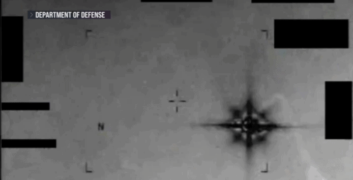 UFO目標在夜空中被追蹤的畫面.