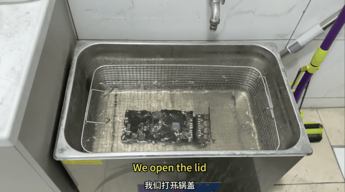 智能手機在油炸鍋中爆炸,展示手機意外起火.