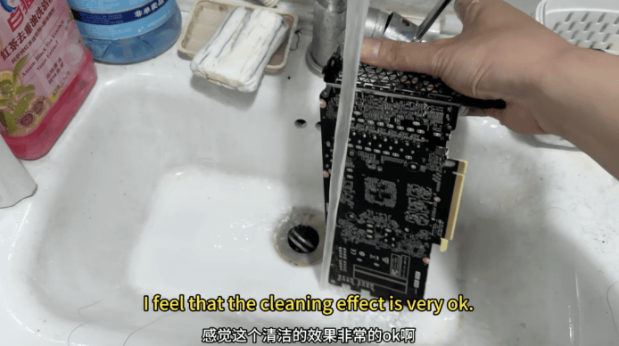 洗碗槽水龍頭下清洗顯示電腦顯卡.