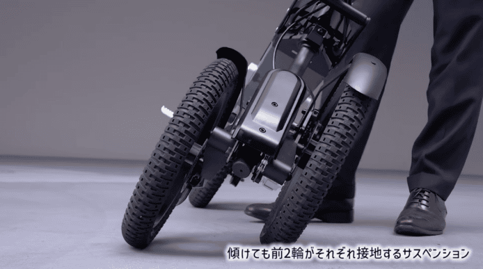 電動輪椅的近距離展示，強調其穩定性與設計.