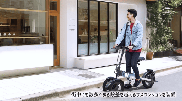 電動滑板車在街道上行駛，展示便捷的城市交.