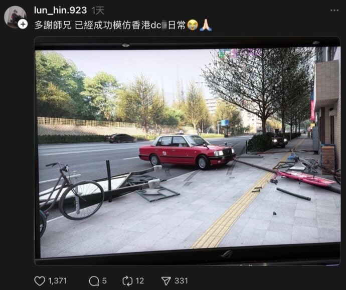 街道上停放的紅色汽車與倒塌的路障.