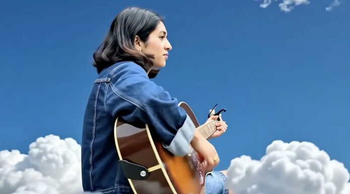 女孩彈奏吉他，背景是藍天和白雲，展現音樂.