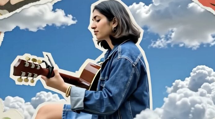 女孩在戶外坐著彈奏吉他，背景是藍天和白雲.