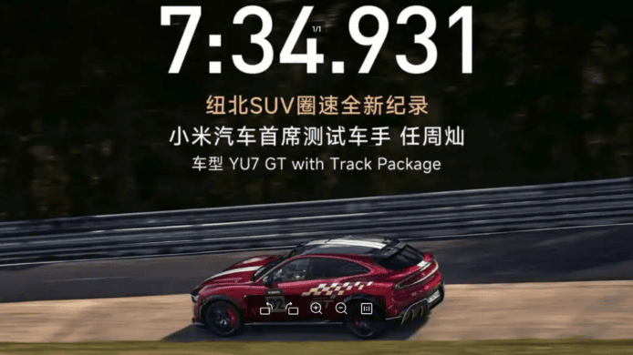 ALT:小米SUV在賽道上行駛,展示其性能.