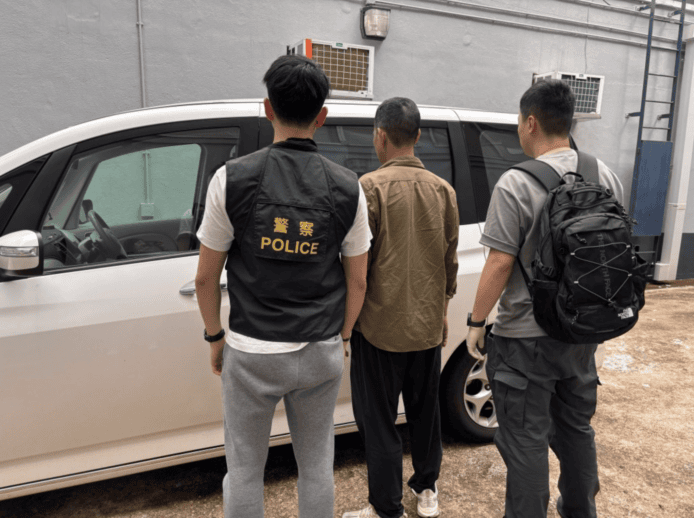 ALT:警方拘捕嫌疑人在街道旁.