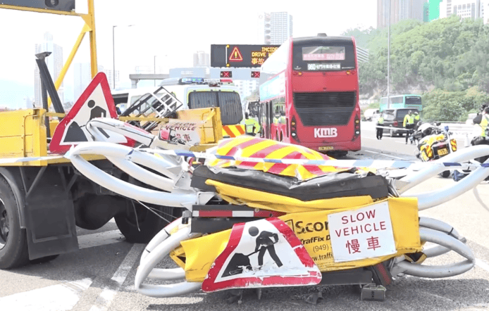 交通事故警告牌及受損的道路設施.