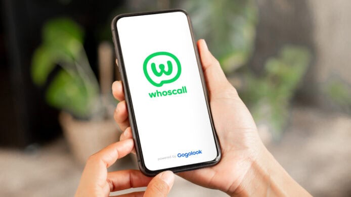 ALT:手持智能手機顯示Whatscall通話應用界面.