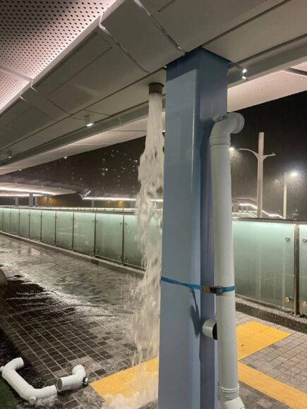 水管漏水情況,夜晚在公共場所出現水流,可.