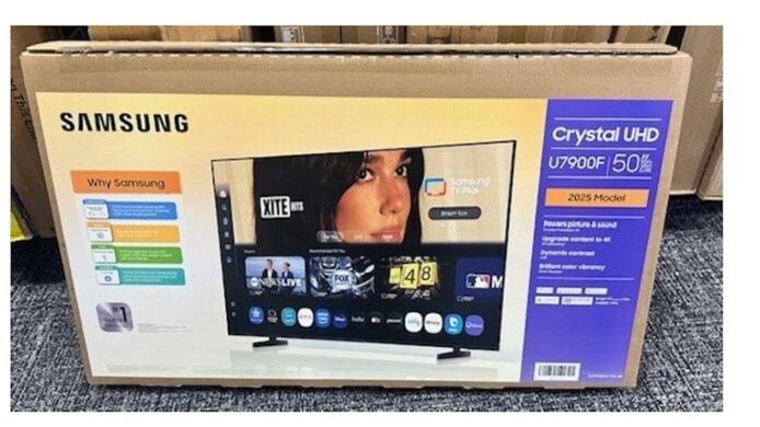 三星電視盒子包裝,顯示品牌和型號,適合家庭娛樂使用.