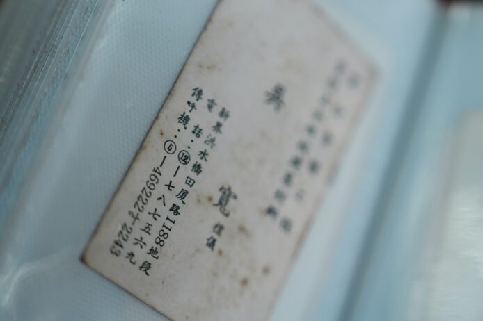 懷舊科技卡片的特寫，展示復古的電子產品和技術元素，喚起對過去科技時代的回憶。適合喜愛懷舊科技文化的讀者。.