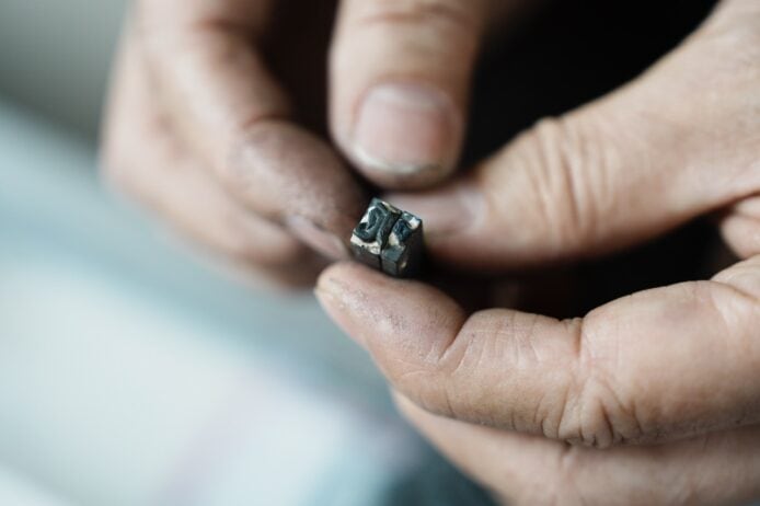 手持微型電子元件的特寫.