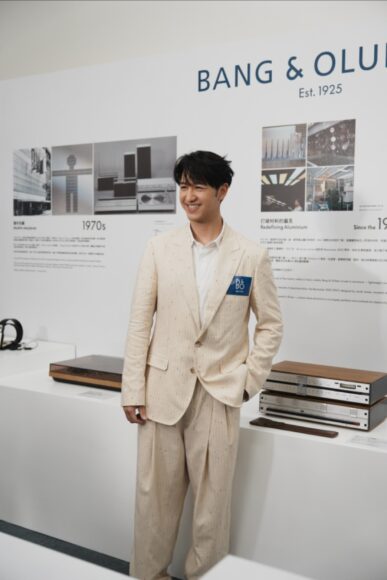 創新展覽展示,年輕男士在科技展覽中微笑,.