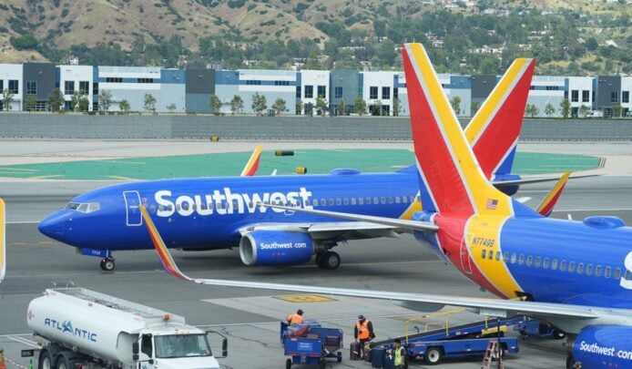 ALT標籤:南航波音客機在機場跑道上準備起飛.
