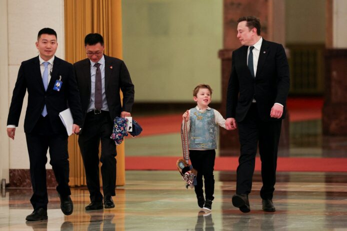 ALT標籤:香港政界人士與小孩在會議廳內交流.