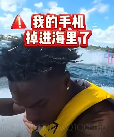 手機掉入海中，提醒注意手機安全.